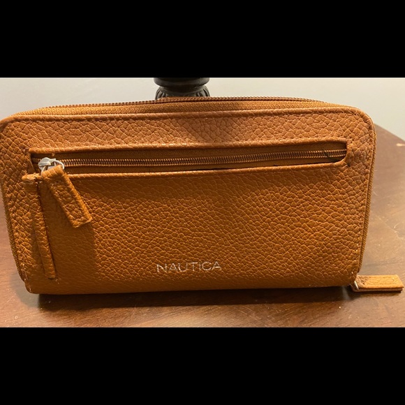 Ladies Nautica Wallet with ID Safe Protection - Picture 2 of 5